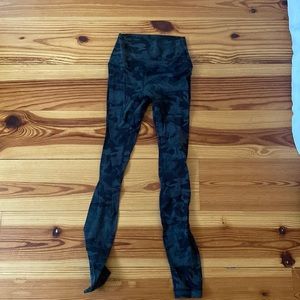 LULULEMON CAMO FULL LENGTH 28” LEGGINGS SIZE 4